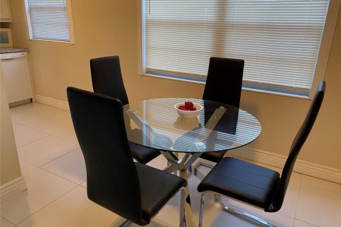 Condo in Deerfield Beach, Florida, 2 bedrooms № 2154175 - photo 4