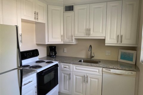 Condo in Deerfield Beach, Florida, 2 bedrooms № 2154175 - photo 8