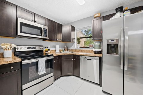 Condo in Coconut Creek, Florida, 2 bedrooms № 2240607 - photo 5
