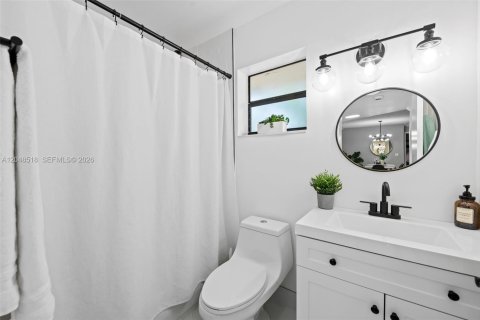 Condo in Coconut Creek, Florida, 2 bedrooms № 2240607 - photo 11