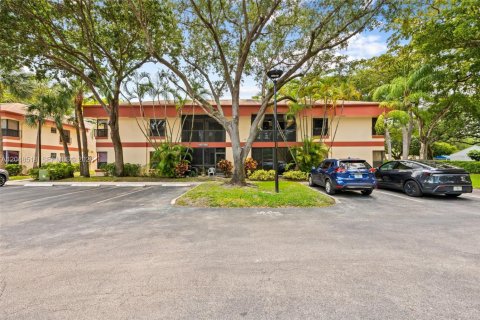 Condo in Coconut Creek, Florida, 2 bedrooms № 2240607 - photo 14