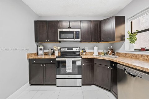 Condo in Coconut Creek, Florida, 2 bedrooms № 2240607 - photo 4