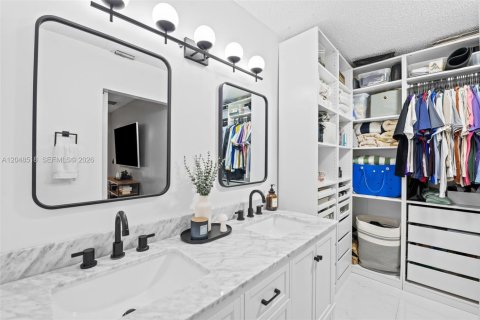 Condo in Coconut Creek, Florida, 2 bedrooms № 2240607 - photo 8