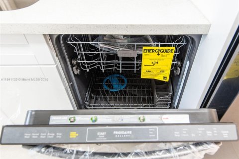 Condominio en alquiler en Miami, Florida, 2 dormitorios, 151.71 m2 № 1961301 - foto 11