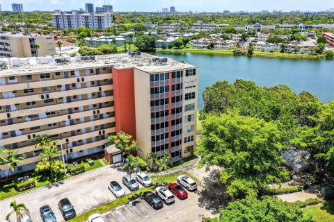 Condominio en alquiler en Miami, Florida, 2 dormitorios, 151.71 m2 № 1961301 - foto 5