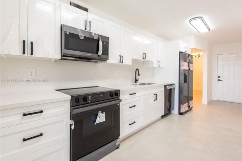 Condominio en alquiler en Miami, Florida, 2 dormitorios, 151.71 m2 № 1961301 - foto 8