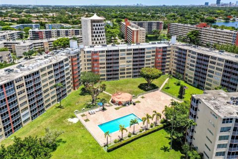 Condominio en alquiler en Miami, Florida, 2 dormitorios, 151.71 m2 № 1961301 - foto 2