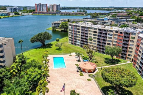 Condominio en alquiler en Miami, Florida, 2 dormitorios, 151.71 m2 № 1961301 - foto 3