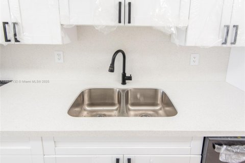 Condominio en alquiler en Miami, Florida, 2 dormitorios, 151.71 m2 № 1961301 - foto 12