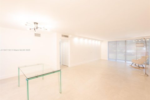 Condominio en alquiler en Miami, Florida, 2 dormitorios, 151.71 m2 № 1961301 - foto 6