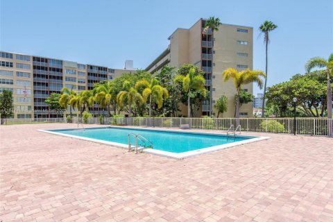 Condominio en alquiler en Miami, Florida, 2 dormitorios, 151.71 m2 № 1961301 - foto 4