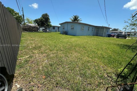 House in Miami, Florida 3 bedrooms, 78.04 sq.m. № 2042318 - photo 4