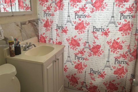 House in Miami, Florida 3 bedrooms, 78.04 sq.m. № 2042318 - photo 12