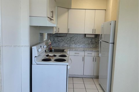 House in Miami, Florida 3 bedrooms, 78.04 sq.m. № 2042318 - photo 26