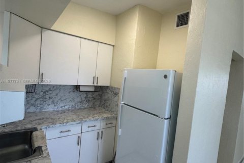 House in Miami, Florida 3 bedrooms, 78.04 sq.m. № 2042318 - photo 25