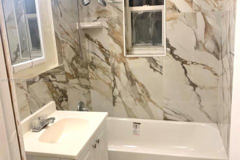 House in Miami, Florida 3 bedrooms, 78.04 sq.m. № 2042318 - photo 11