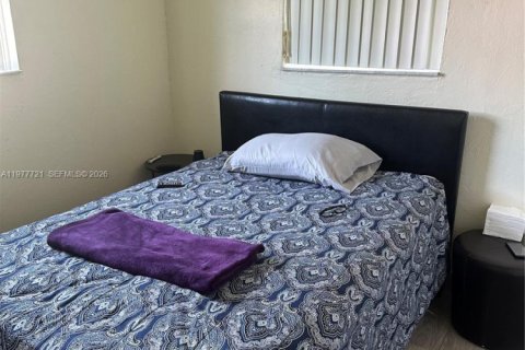 House in Miami, Florida 3 bedrooms, 78.04 sq.m. № 2042318 - photo 16