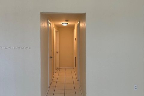 House in Miami, Florida 3 bedrooms, 78.04 sq.m. № 2042318 - photo 6