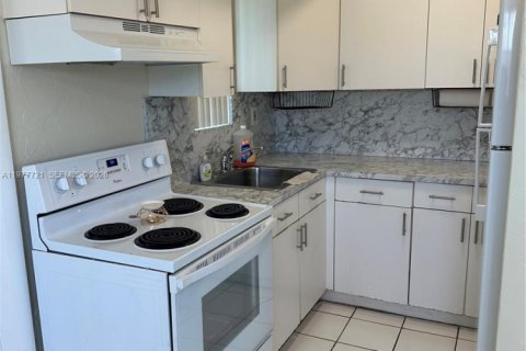 House in Miami, Florida 3 bedrooms, 78.04 sq.m. № 2042318 - photo 24