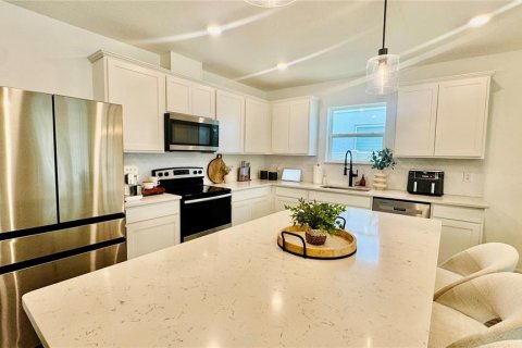 House in Plant City, Florida 4 bedrooms, 171.31 sq.m. № 2400420 - photo 4