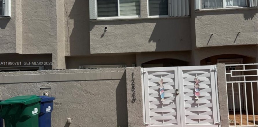 Adosado en Miami, Florida 2 dormitorios, 108.7 m2 № 2058998