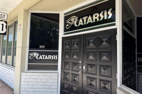 Propiedad comercial en venta en Coral Gables, Florida № 2022373 - foto 3