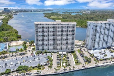 Condominio en Sunny Isles Beach, Florida, 1 dormitorio  № 2078075