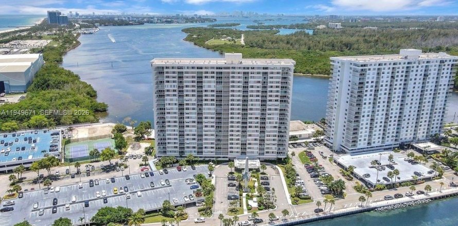 Condominio en Sunny Isles Beach, Florida, 1 dormitorio  № 2078075