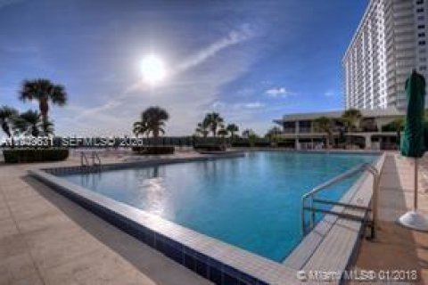 Condominio en venta en Sunny Isles Beach, Florida, 1 dormitorio, 70.79 m2 № 2078075 - foto 18