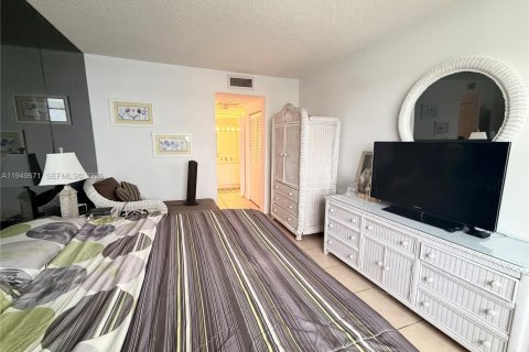 Condominio en venta en Sunny Isles Beach, Florida, 1 dormitorio, 70.79 m2 № 2078075 - foto 12