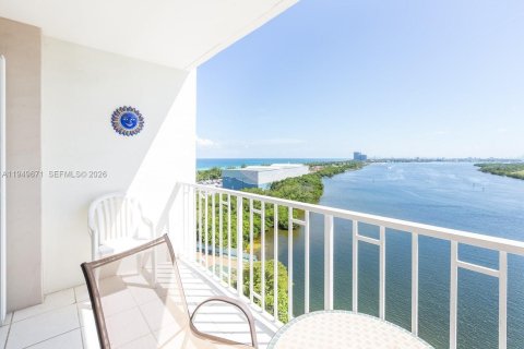 Condominio en venta en Sunny Isles Beach, Florida, 1 dormitorio, 70.79 m2 № 2078075 - foto 3
