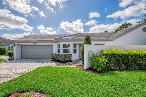 House in Sarasota, Florida 2 bedrooms, 102.19 sq.m. № 2229652 - photo 2