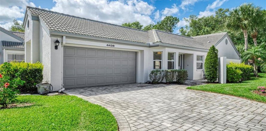 House in Sarasota, Florida 2 bedrooms, 102.19 sq.m. № 2229652
