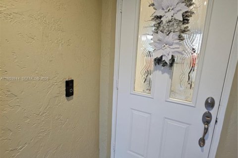 Copropriété à louer à Miami, Floride: 2 chambres, 86.4 m2 № 2010971 - photo 2