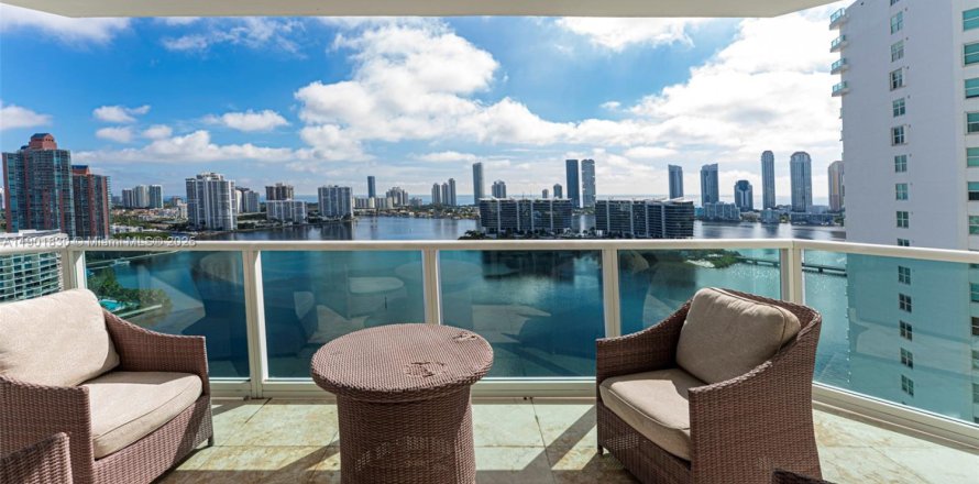 Кондоминиум с 2 спальнями в Авентура, Флорида № 1953571