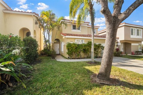 House in Hollywood, Florida 4 bedrooms, 179.02 sq.m. № 1779767 - photo 3