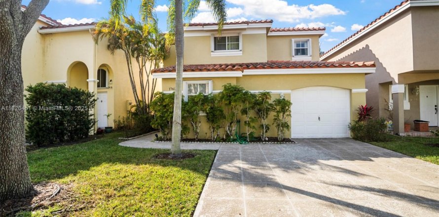 House in Hollywood, Florida 4 bedrooms, 179.02 sq.m. № 1779767