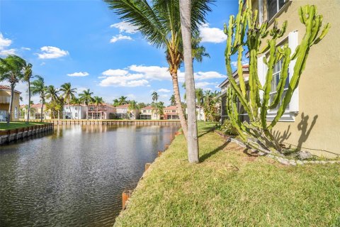 House in Hollywood, Florida 4 bedrooms, 179.02 sq.m. № 1779767 - photo 23