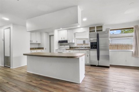 House in Floral City, Florida 2 bedrooms, 89.19 sq.m. № 2391519 - photo 4