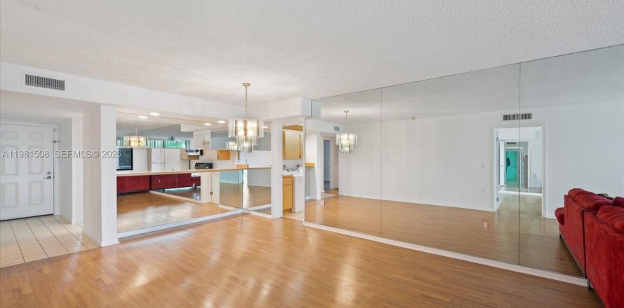 Condo in West Palm Beach, Florida, 2 bedrooms  № 2043340