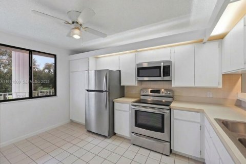 Condo in West Palm Beach, Florida, 2 bedrooms  № 2043340 - photo 3