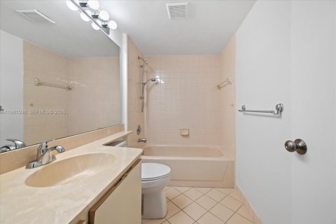 Condo in West Palm Beach, Florida, 2 bedrooms  № 2043340 - photo 12