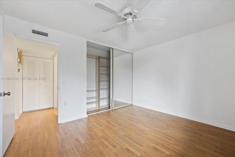 Condo in West Palm Beach, Florida, 2 bedrooms  № 2043340 - photo 9