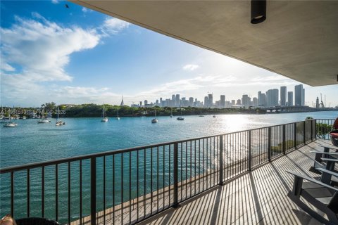 Condo in Miami Beach, Florida, 3 bedrooms  № 2080827 - photo 2