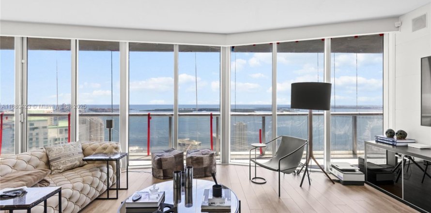 Condominio en Miami, Florida, 3 dormitorios № 1924423