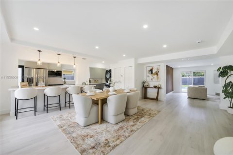 Casa en venta en Oakland Park, Florida, 3 dormitorios, 209.68 m2 № 1995288 - foto 2