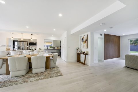 Casa en venta en Oakland Park, Florida, 3 dormitorios, 209.68 m2 № 1995288 - foto 18