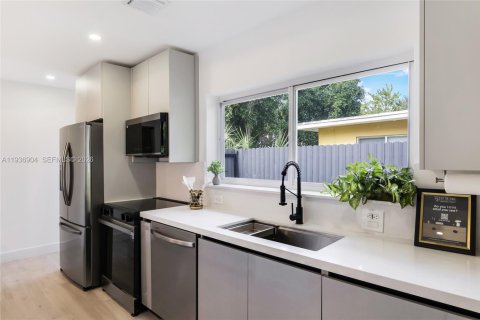 Casa en venta en Oakland Park, Florida, 3 dormitorios, 209.68 m2 № 1995288 - foto 9