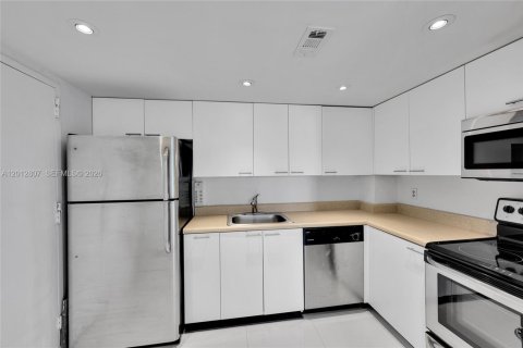 Купить кондоминиум в Халландейл-Бич, Флорида 2 спальни, 120.77м2, № 2145888 - фото 10