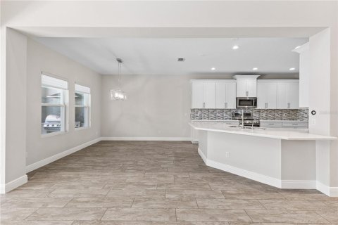 House in Winter Garden, Florida 5 bedrooms, 398.83 sq.m. № 1872860 - photo 24